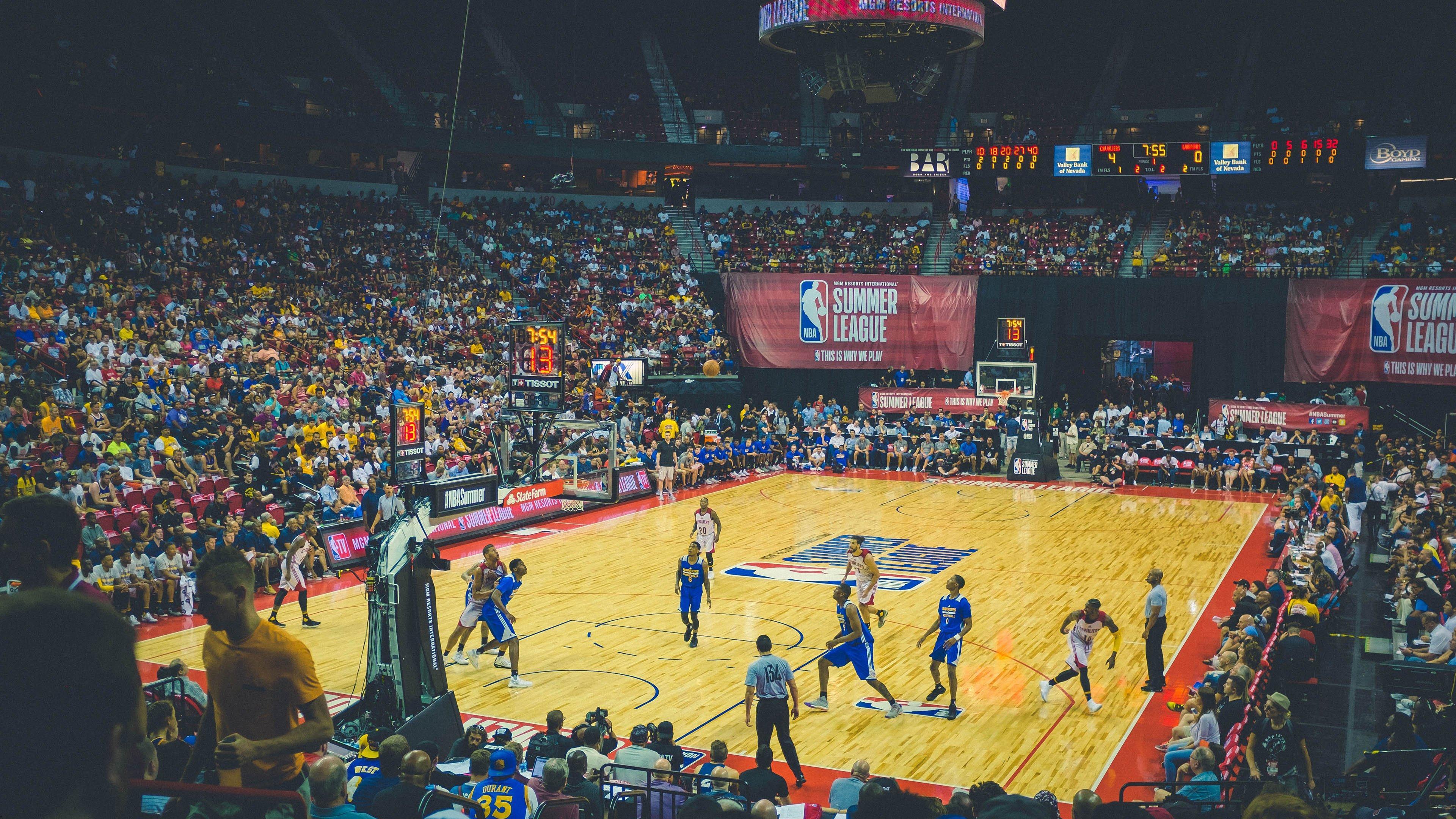 卫冕冠军的叹息与白衣军团的苏醒，一场战术博弈背后的攻守哲学